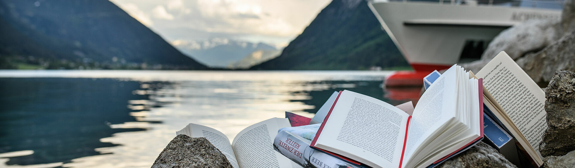 Lesenswerte Bücher der achensee.literatour 2018. Sie wurden am Ufer mit Blick auf den See und die Achenseeschifffahrt in Szene gesetzt.