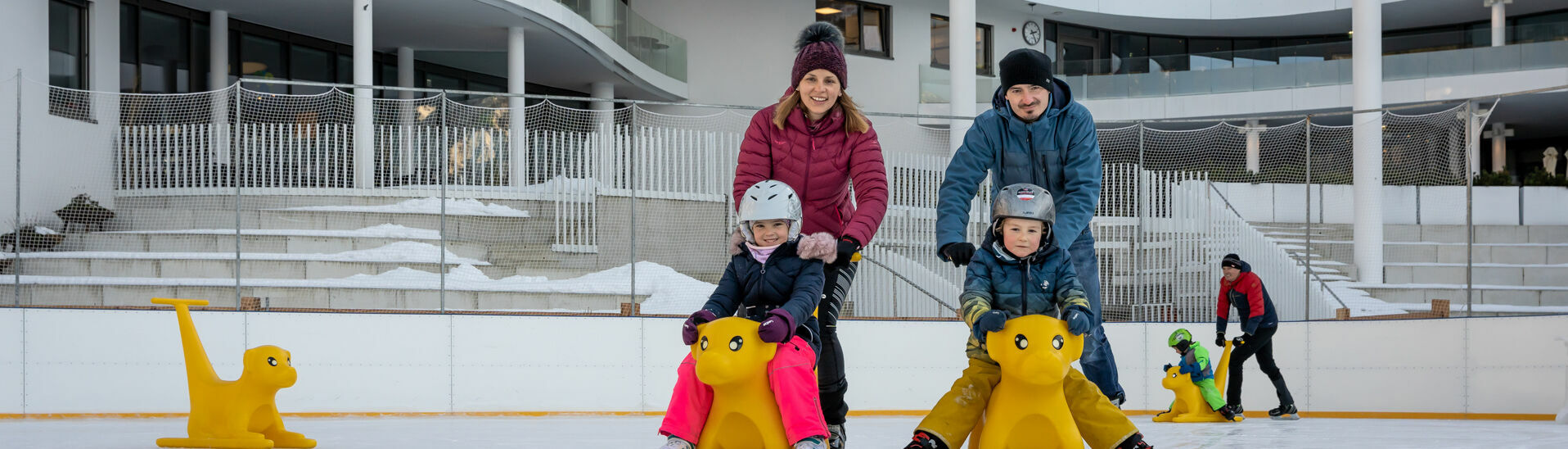 Eislaufen beim Atoll Achensee Eine Familie genießt den Wintertag auf dem Eislaufplatz des Atoll Achensee in Maurach.