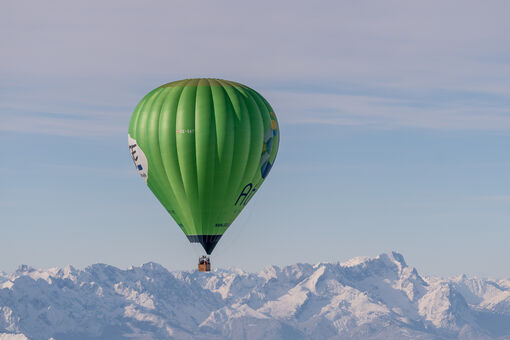 Mit dem Heißluftballon über die Winterlandschaft des Karwendelgebirges schweben und das Gebiet somit aus der Vogelperspektive erleben.