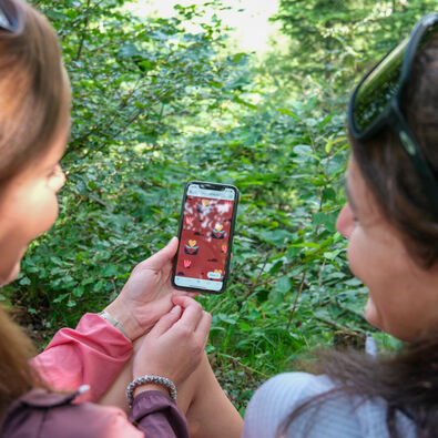 Zwei Freundinnen erkunden den interaktiven Wunderweg „Besinnung am Achensee" zwischen Maurach und Pertisau.