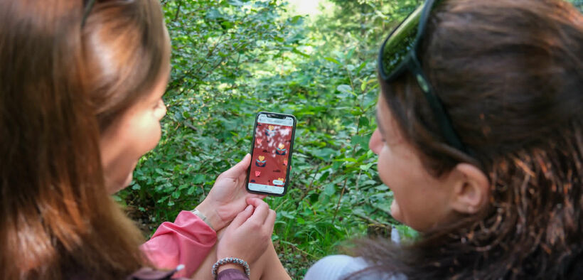 Zwei Freundinnen erkunden den interaktiven Wunderweg „Besinnung am Achensee" zwischen Maurach und Pertisau.
