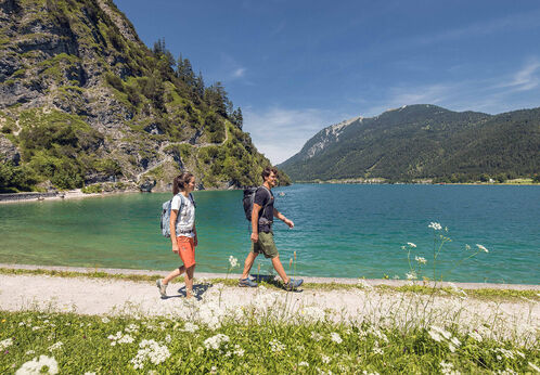 Frühlingswanderungen Ein Pärchen genießt einen Spaziergang neben dem Seeufer in der auf dem Gaisalmsteig bei Kaiserwetter.