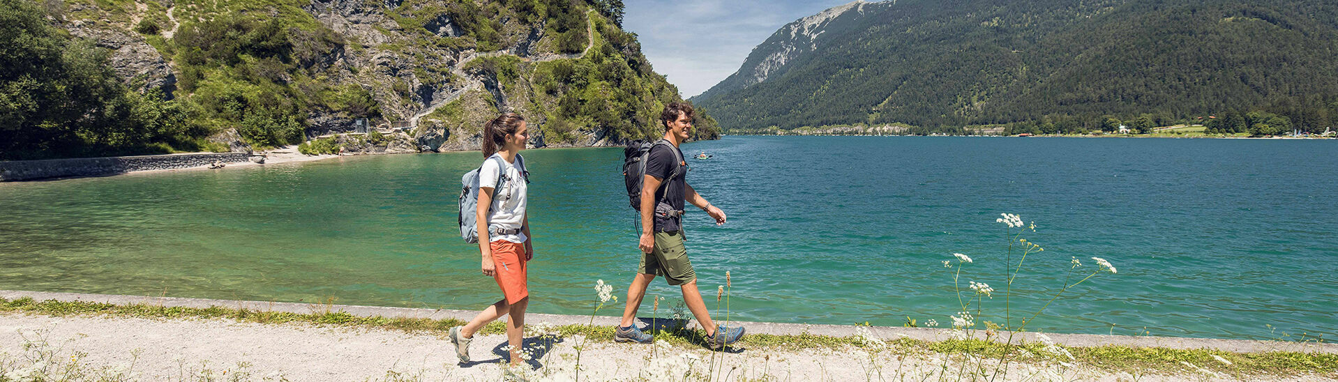 Pärchen-Wanderung am Gaisalmsteig Ein Pärchen genießt einen Spaziergang neben dem Seeufer in der auf dem Gaisalmsteig bei Kaiserwetter.