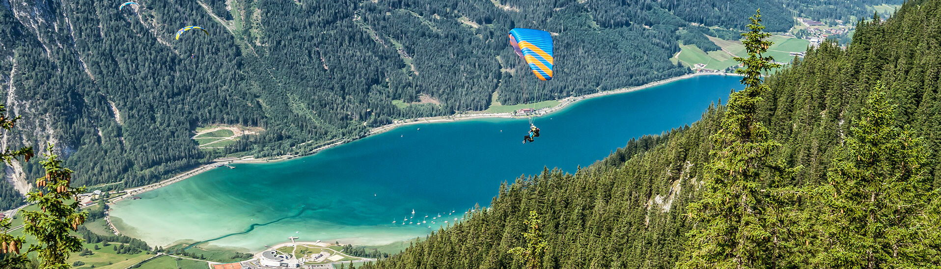 Paragleiten am Achensee Am Achensee, der von Karwendel- und Rofangebirge umgeben ist, liegt eines der schönsten und besten Fluggebiete Österreichs. Ein beliebter Start ist dabei das Rofangebirge.