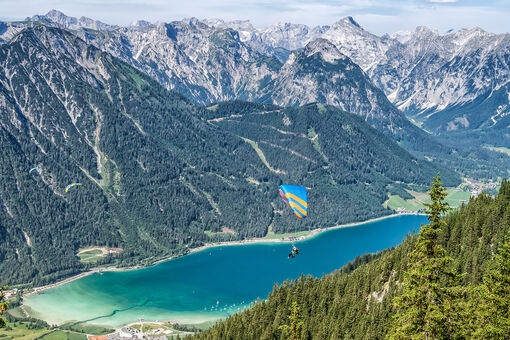 Am Achensee, der von Karwendel- und Rofangebirge umgeben ist, liegt eines der schönsten und besten Fluggebiete Österreichs. Ein beliebter Start ist dabei das Rofangebirge.