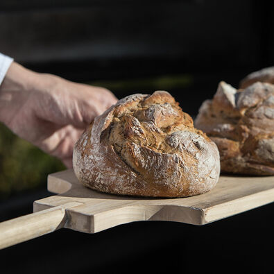 In vierter Generation führt Alexander Adler die Bäckerei Adler in Achenkirch. In diesem Bild werden die Brote im Holzofen gebacken.