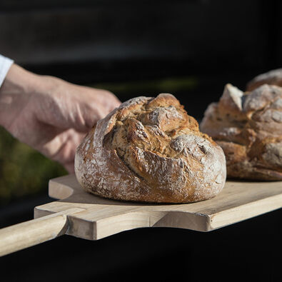 In vierter Generation führt Alexander Adler die Bäckerei Adler in Achenkirch. In diesem Bild werden die Brote im Holzofen gebacken.