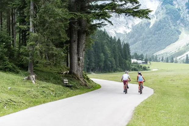 E-Bike Tour in den Karwendeltälern Die Naturlandschaft der Karwendeltäler mit dem E-Bike erkunden und die gemeinsame Zeit genießen.