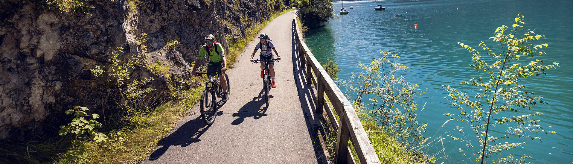 E-Biken am Achenseeradweg Der Radwanderweg entlang des Seeufers in Achenkirch am Achensee.