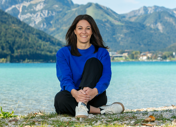 Hildegard Fill von Achensee Tourismus am Seeufer in Maurach am Achensee.