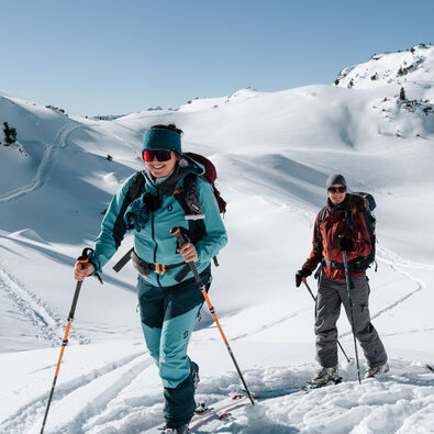 Die Teilnehmer des Skitourencamps am Achensee genießen bei schönem Wetter den Aufstieg ins Rofangebirge.