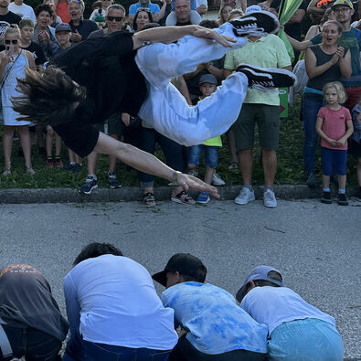 Beim Event Chill & Jump stürzen sich die besten Cliff Diver mit abenteuerlichen Manövern vom Hochsteg in Pertisau in den Achensee.
