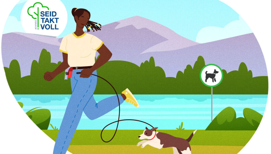 Hunde am Achensee Eine Frau läuft mit ihrem Hund an der Leine am Achenseeufer entlang.