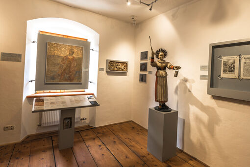 Neben den ältesten Dokumenten der Notburga-Verehrung sind im Notburga Museums in Eben auch Exponate barocker Kunst und Prozessionsgegenstände sehen.