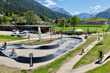 Der Pumptrack in Achenkirch bei strahlendem Sonnenschein