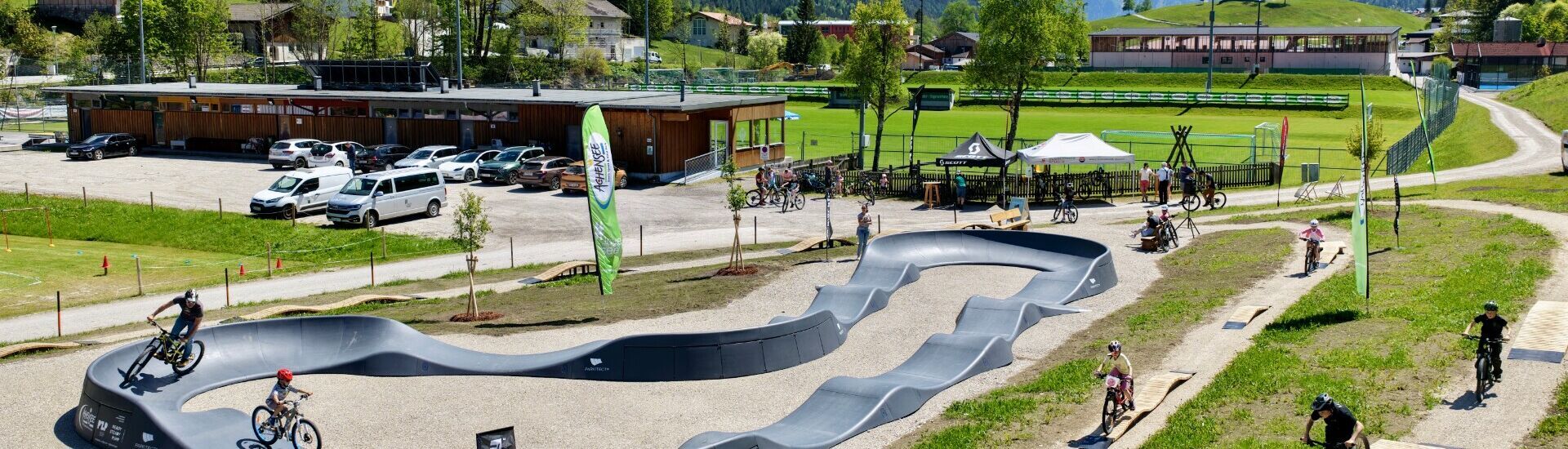 Der Pumptrack in Achenkirch bei strahlendem Sonnenschein