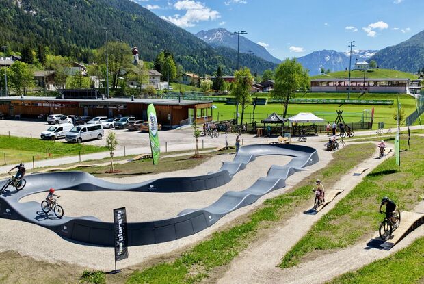 Der Pumptrack in Achenkirch bei strahlendem Sonnenschein