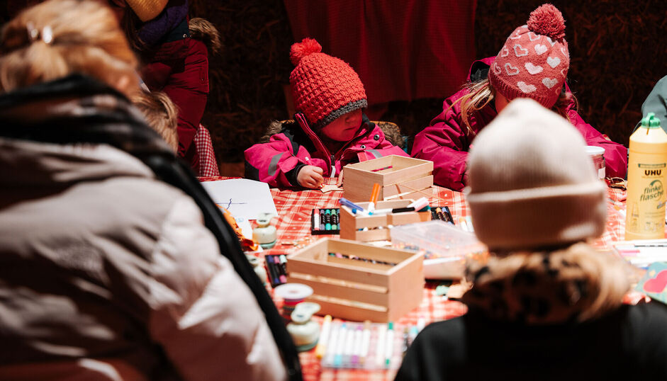 Für die Kinder gibt es diverse Bastel- und Mitmachstationen Kinder beim Basteln im Rahmen des Bergadvent im Fischergut am Achensee