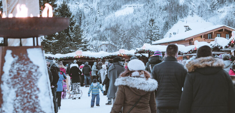 Achensee-Liebhaber genießen den Advents- und Weihnachtsmarkt am Achensee.