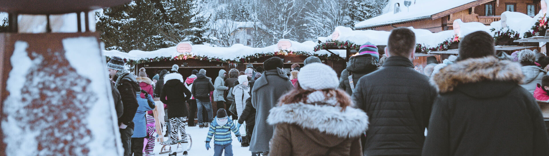 Achensee-Liebhaber genießen den Advents- und Weihnachtsmarkt am Achensee.