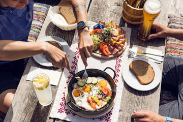 Bei Tiroler Schmankerln lässt sich eine Pause nach einer Radtour besonders gut genießen.