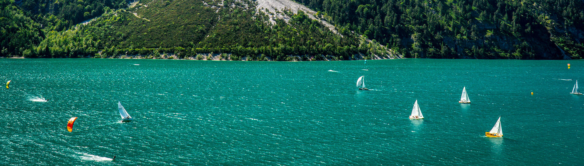 Am Achensee herrschen oft perfekte, manchmal auch herausfordernde Windbedingungen für Surfer, Segler und Kitesurfer.