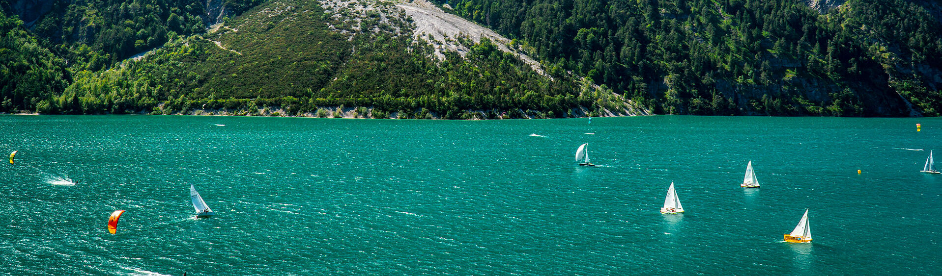 Am Achensee herrschen oft perfekte, manchmal auch herausfordernde Windbedingungen für Surfer, Segler und Kitesurfer.