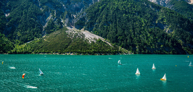 Am Achensee herrschen oft perfekte, manchmal auch herausfordernde Windbedingungen für Surfer, Segler und Kitesurfer.