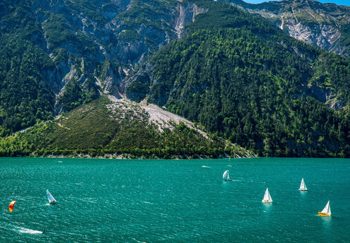 Am Achensee herrschen oft perfekte, manchmal auch herausfordernde Windbedingungen für Surfer, Segler und Kitesurfer.