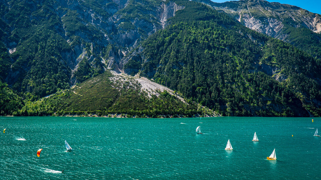 Am Achensee herrschen oft perfekte, manchmal auch herausfordernde Windbedingungen für Surfer, Segler und Kitesurfer.