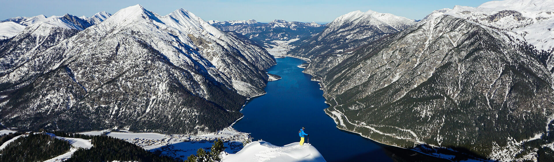 Ski tour on the Bärenkopf with views of Lake Achensee and its surrounding villages.