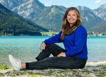 Franziska Schradstetter von Achensee Tourismus am Seeufer in Maurach am Achensee.