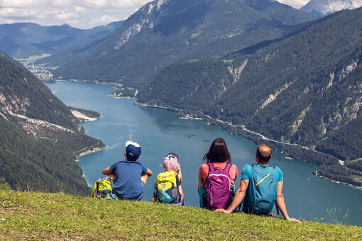 Sommerzeit ist Familienzeit - Die Landschaft am Zwölferkopf im Karwendelgebirge lädt zu einem Familienausflug ein.