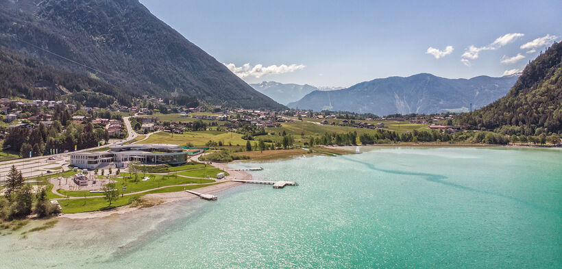 Eine Luftaufnahme vom Atoll Achensee im schönen Sonnenschein.