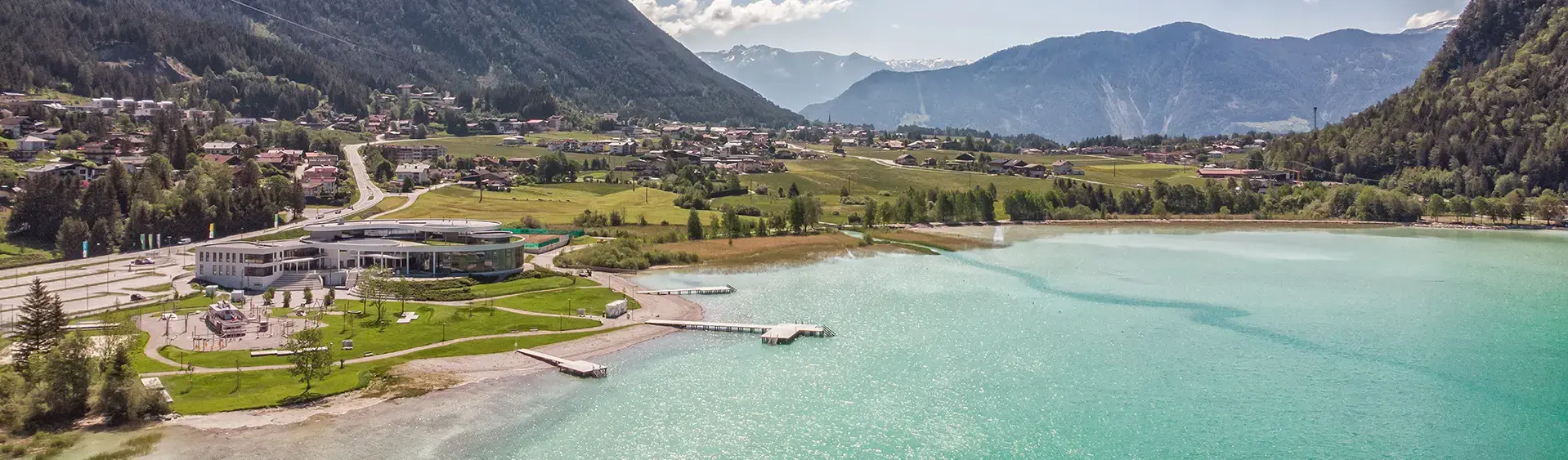 Das Atoll in Maurach am Achensee Eine Luftaufnahme vom Atoll Achensee im schönen Sonnenschein.