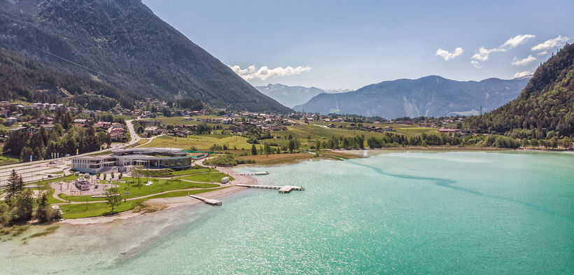Eine Luftaufnahme vom Atoll Achensee im schönen Sonnenschein.