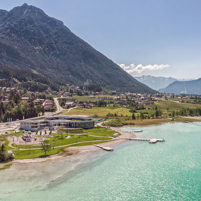 Eine Luftaufnahme vom Atoll Achensee im schönen Sonnenschein.