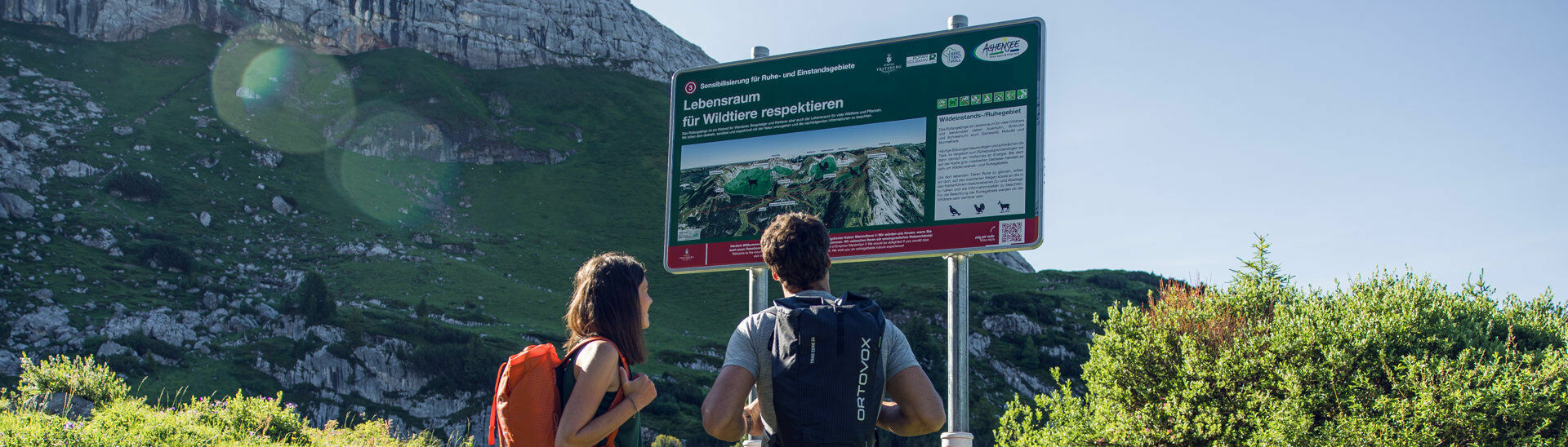 Naturlehrpfad Rofan Ein Pärchen erkundet den Naturlehrpfad Rofan und informiert sich über das richtige Verhalten in der Natur.