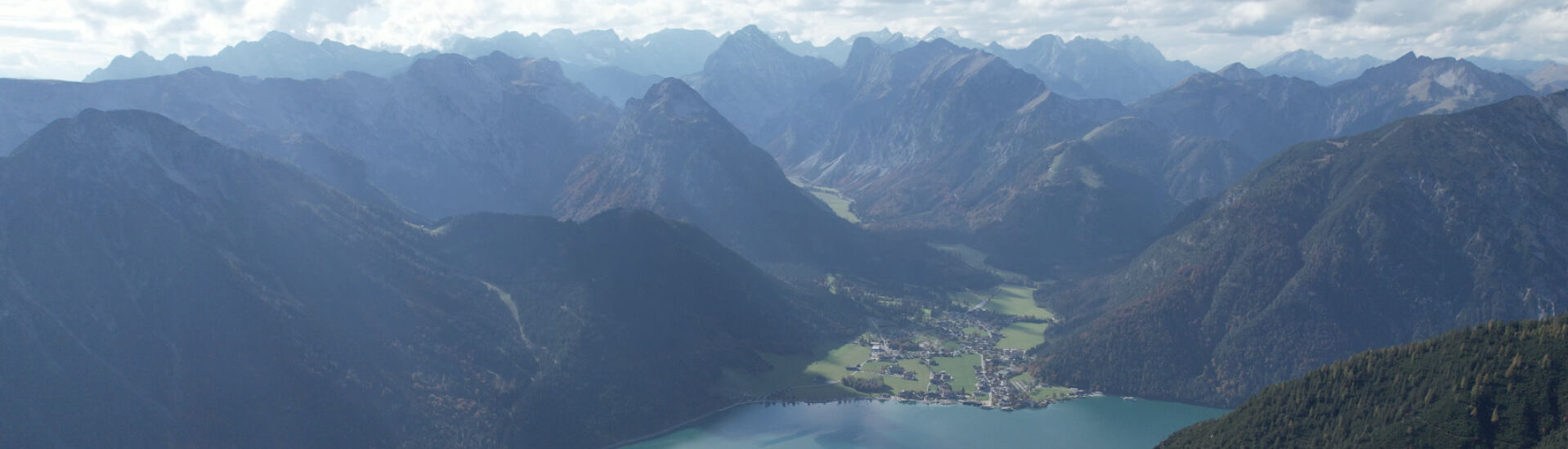 Blick vom Rofan auf den Achensee Der Blick schweift vom Rofan über den Achensee bis ins Karwendelgebirge.