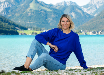 Kathrin Moser von Achensee Tourismus am Seeufer in Maurach am Achensee.