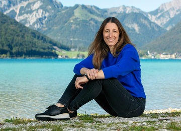 Maria Hölzl von Achensee Tourismus am Seeufer in Maurach am Achensee.