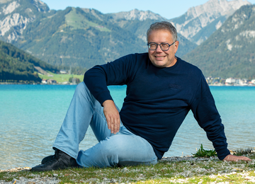 Gunther Hochhold von Achensee Tourismus am Seeufer in Maurach am Achensee.