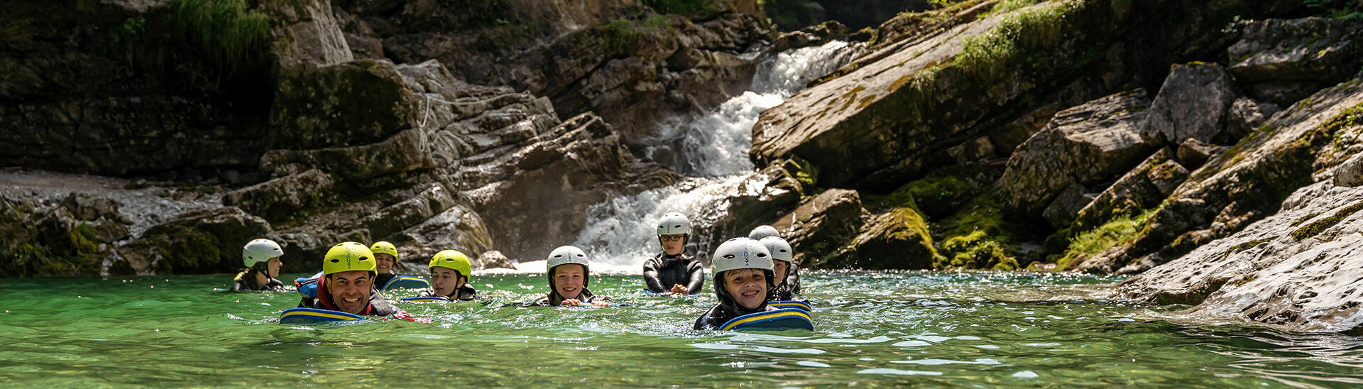 Kinder schwimmen, springen und durchwandern die schönsten Schluchten der Ferienregion Achensee.