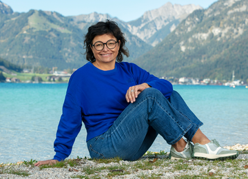 Barbara Noggler von Achensee Tourismus am Seeufer in Maurach am Achensee.