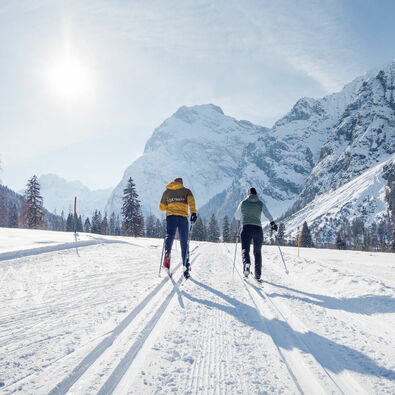 Langlaufen im Falzthurntal Winterbegeisterte nutzen das sonnige Wetter für eine Langlaufrunde in das Falzthurntal im klassischen Stil.