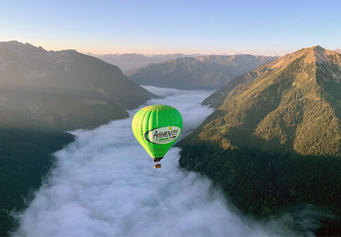 Ballonfahrt Mit dem Achensee Heißluftballon durch den Sommerhimmel schweben.