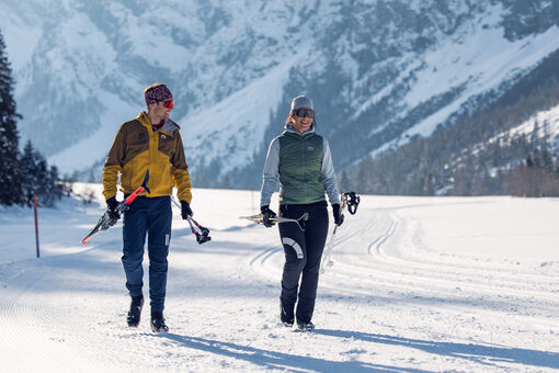 Winterbegeisterte nutzen das sonnige Wetter für eine Langlaufrunde in das Falzthurntal.