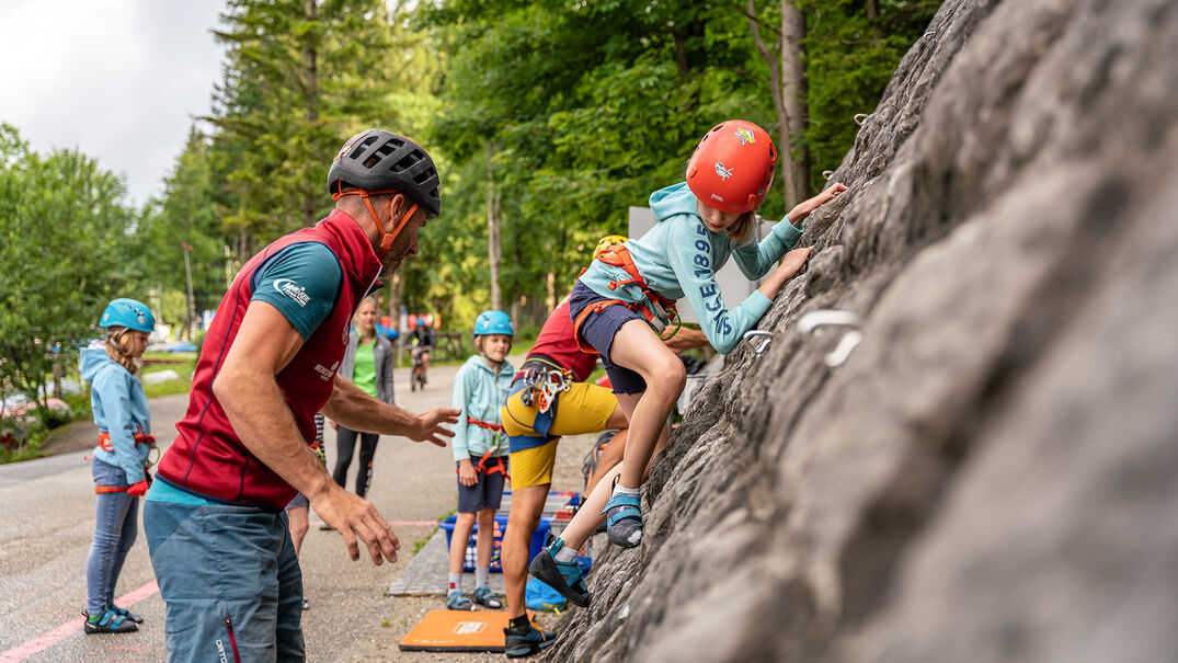 Try rock climbing at the crag Achenseehof. Clamber up the 18-metre-high wall and enjoy the fantastic view of Lake Achensee.