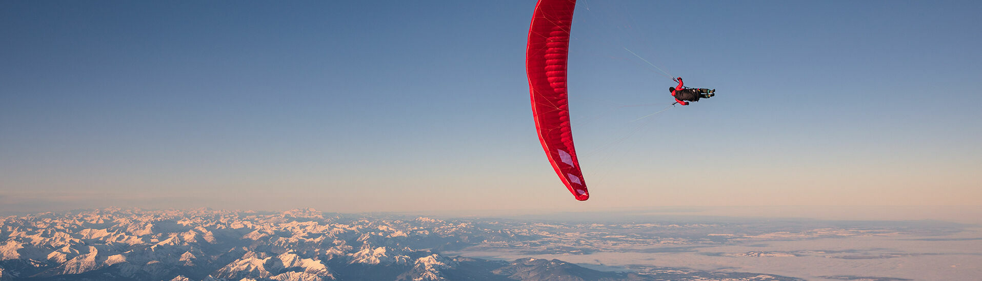 Weltrekordsprung über dem Achensee Gleitschirmflieger Mike Küng bei seinem "Head Over"-Sprung aus 7100 Metern aus einem Heißluftballon hoch über den Achensee.
