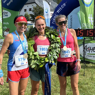 Photo shoot of happy runners after crossing the finish line of the Achensee Run in Pertisau.